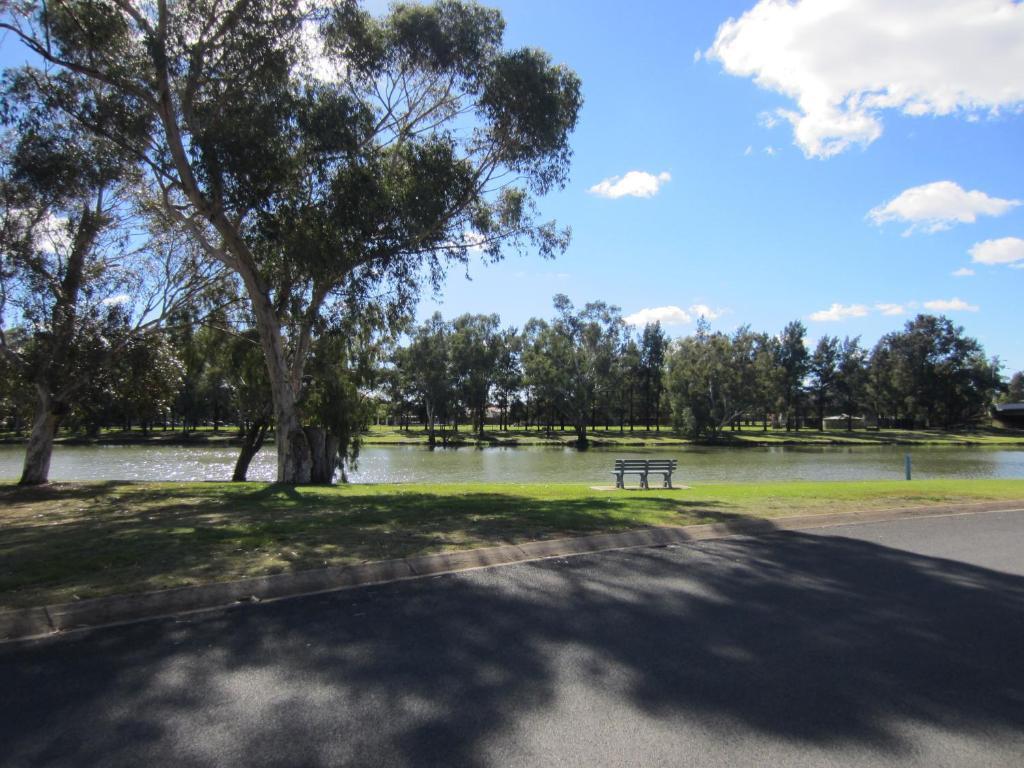 Lake Forbes Motel Buitenkant foto