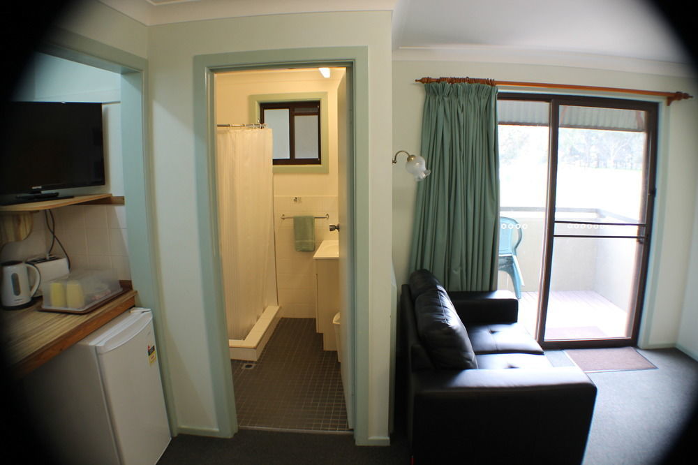 Lake Forbes Motel Buitenkant foto