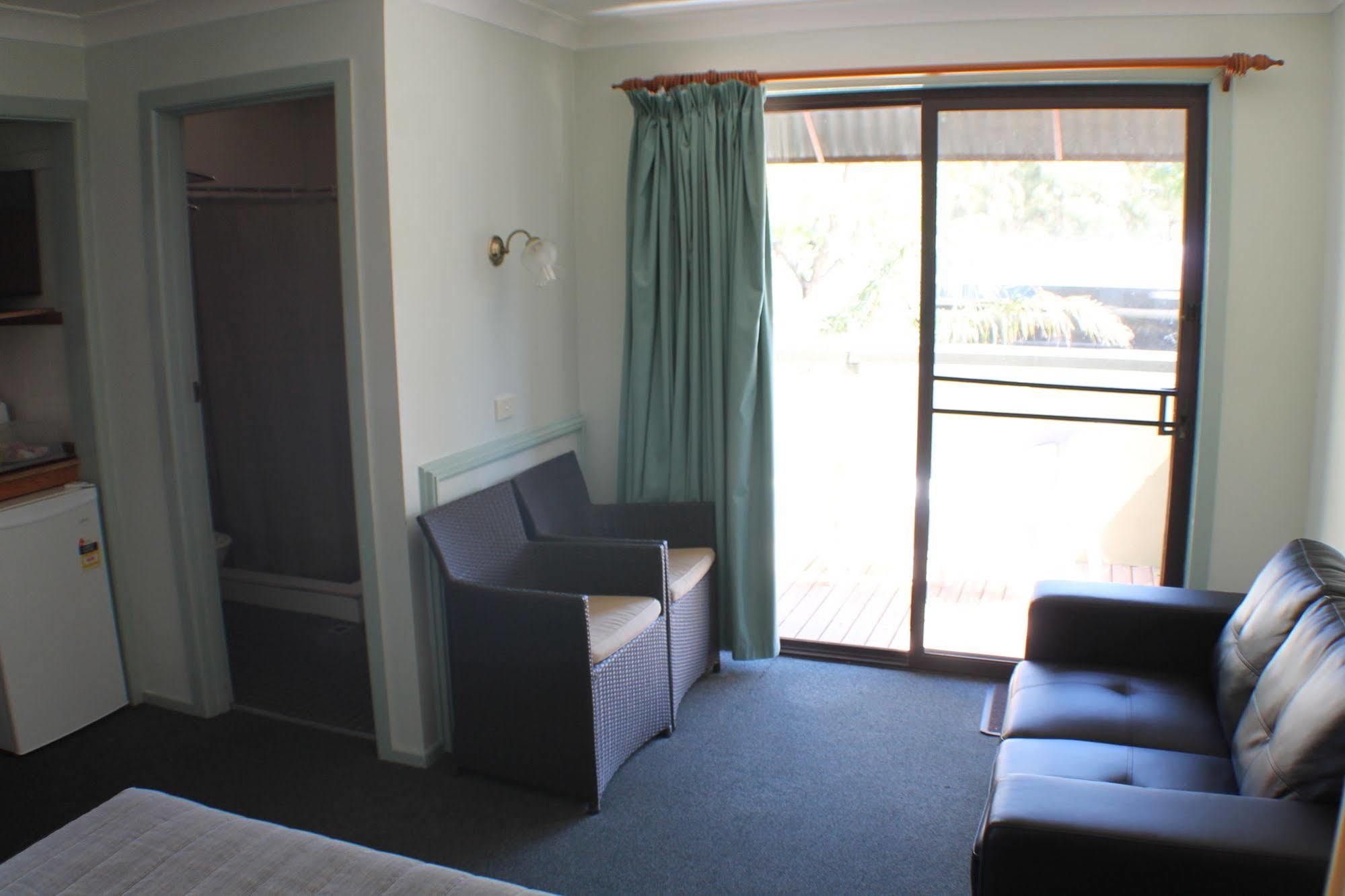 Lake Forbes Motel Buitenkant foto