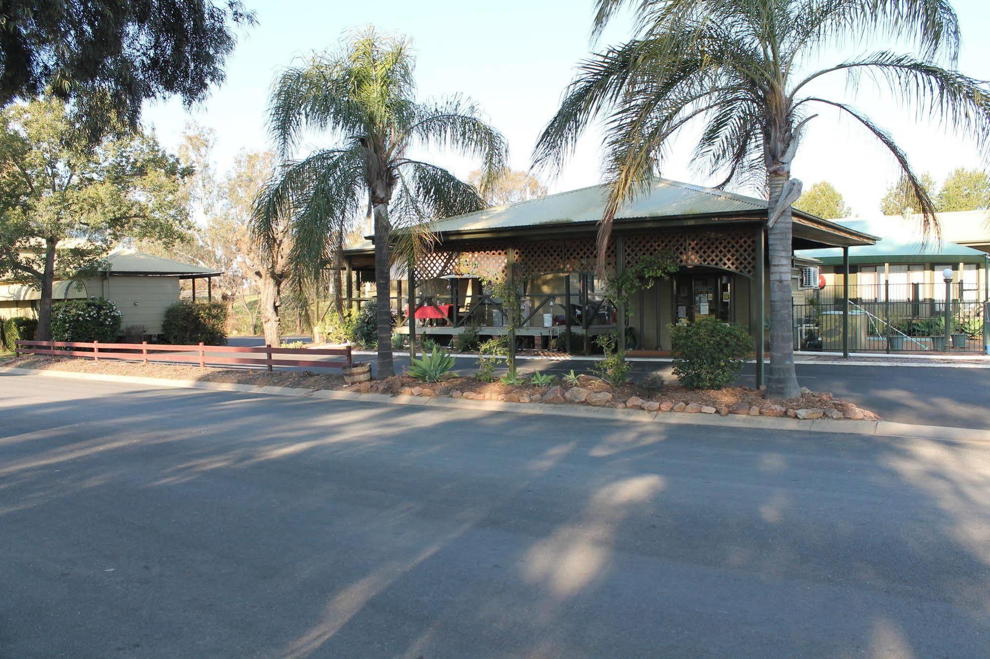 Lake Forbes Motel Buitenkant foto